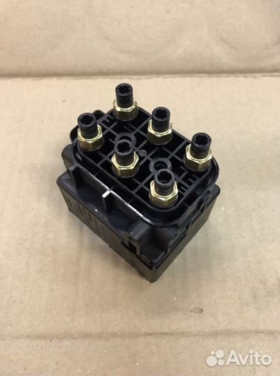 Блок клапанов пневмоподвески VW Toureg 10-18 (NF)