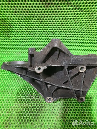 Кронштейн компрессора кондиционера Opel Omega B