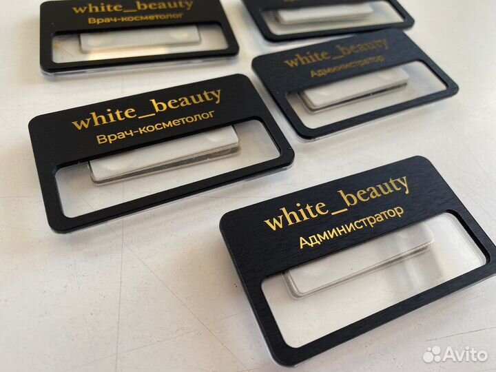 Бейджи с окошком, гравировка, деревянные рамки