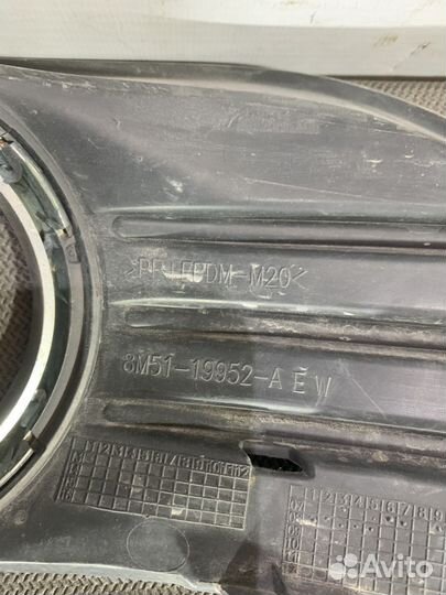 Окантовка противотуманной фары правая Ford Focus 2