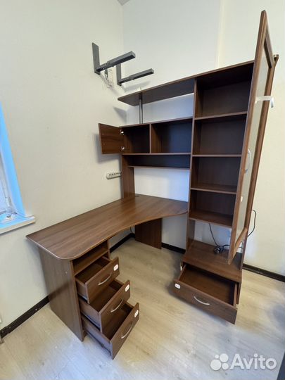 Угловой письменный стол