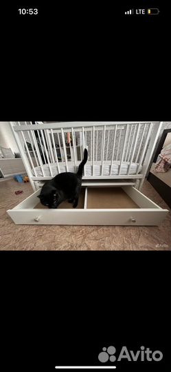 Детская кроватка с маятником и ящиком