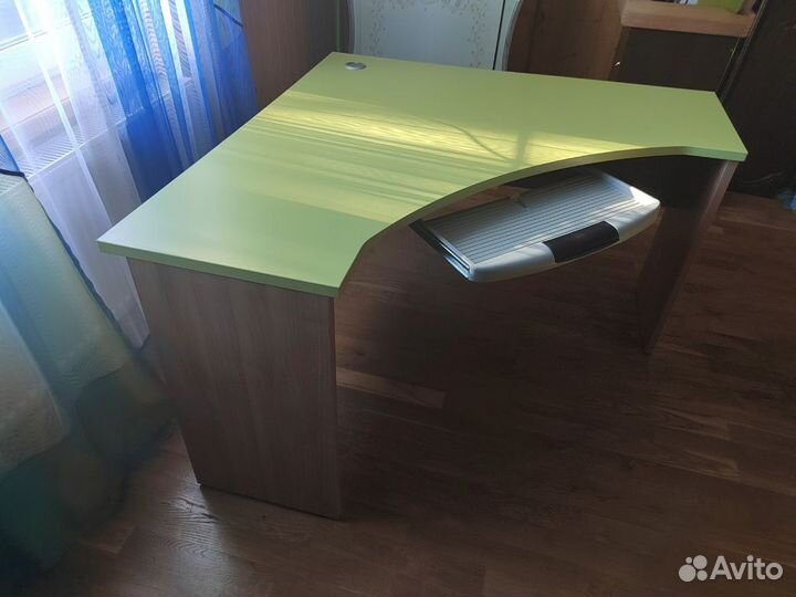 Угловой компьютерный стол