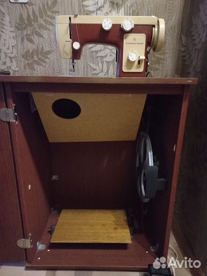 Швейная машина Чайка 142 м