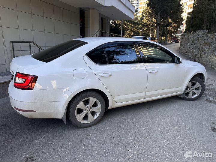 Водитель со своим легковым автомобилем