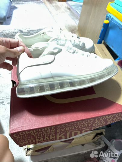 Кроссовки женские