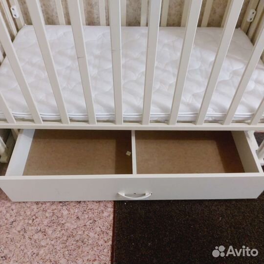 Детская кроватка с маятником и ящиком