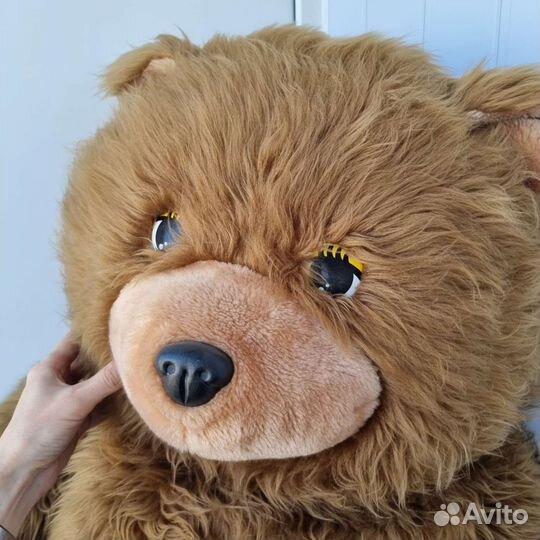 Большой плюшевый медведь