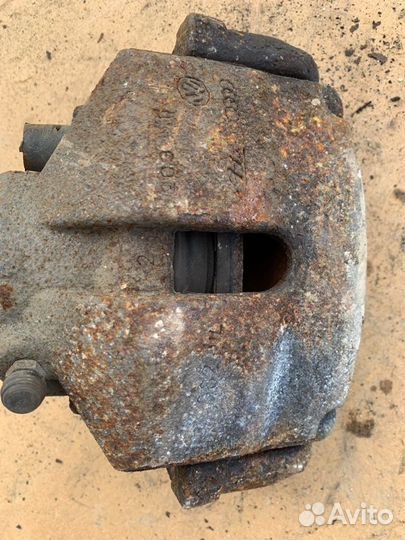 Суппорт передний правый Volkswagen Touran