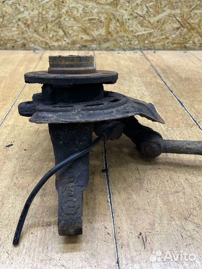 Поворотный кулак передний правый Opel Vectra B