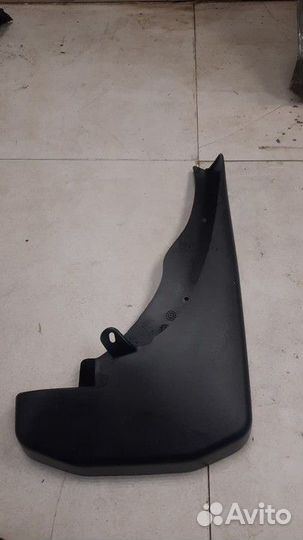 Брызговик передний правый Nissan Pathfinder