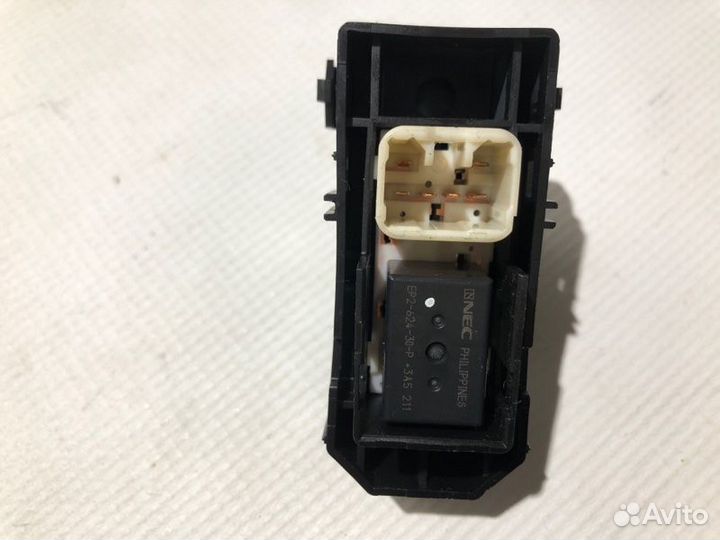 Кнопка стеклоподъемника задняя правая Toyota Vista