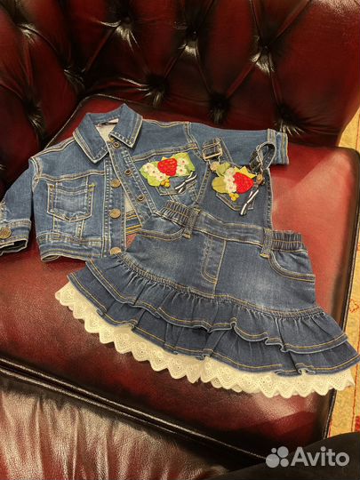 Куртка, сарафан с клубничкой Monnalisa bebe