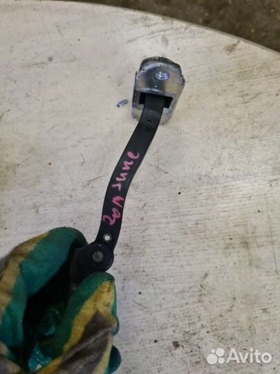 Ограничитель двери передний правый Nissan Juke F15