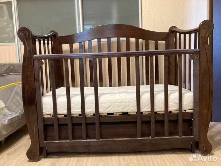 Детская кроватка с продольным маятником