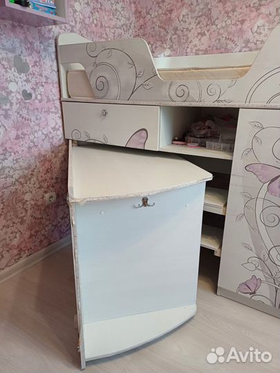 Детская кровать с выдвижным столом