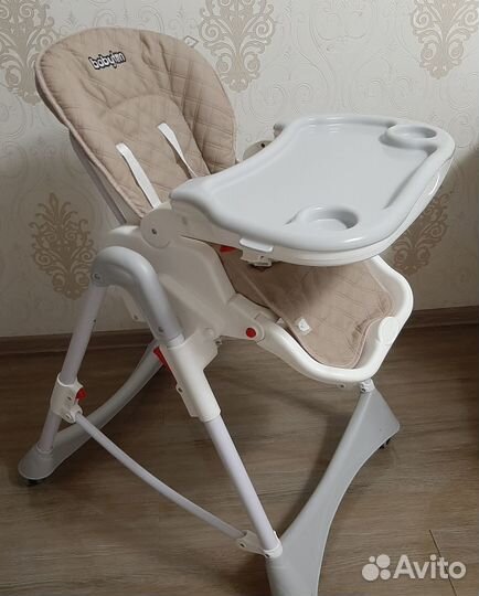Стульчик для кормления на колёсиках в отличном с