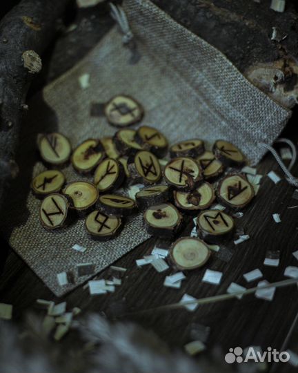 Скандинавские руны старший футарк из абрикоса