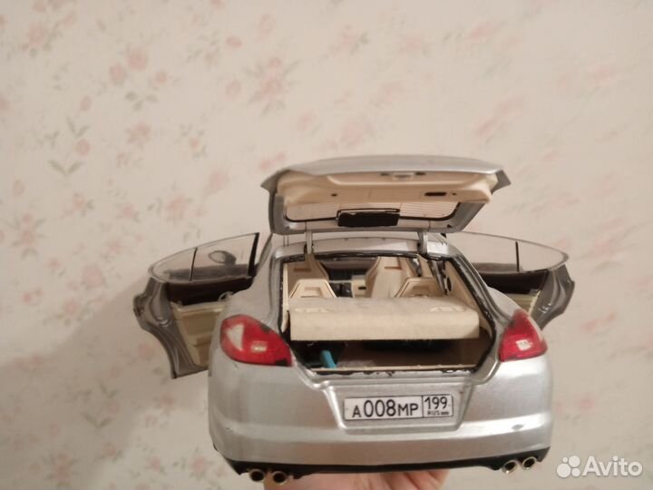 Porsche Panamera 1:24