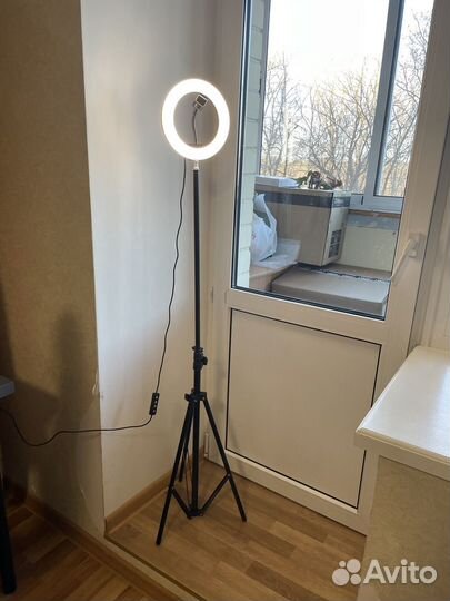 Штатив с кольцевой лампой