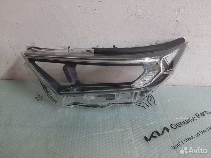 Стекло фары левое Toyota Rav 4 XA50