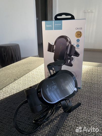 Держатель для телефона с беспроводной зарядкой