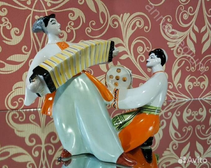 Статуэтка танец с бубном