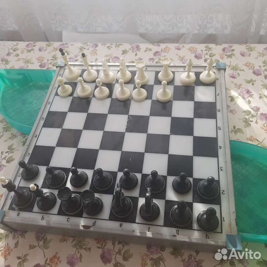 Шахматы неполный набор и доска