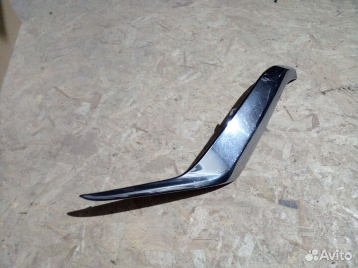 Накладка переднего бампера правая Toyota Executive