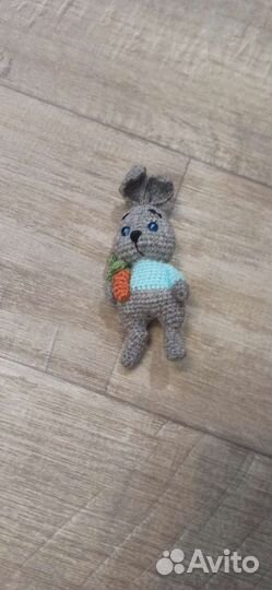 Игрушка вязаная Зайчик с морковкой
