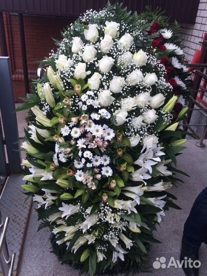 Венки и корзины из живых цветов