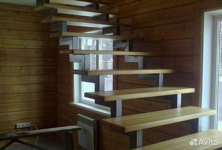 Лестница с забежными ступенями в коттедж