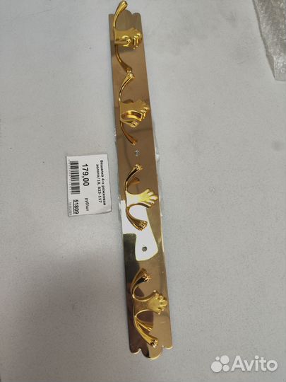 Крючки настенные на планке металлические