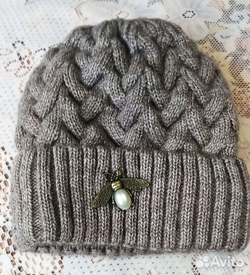 Две шапки вязаные женские