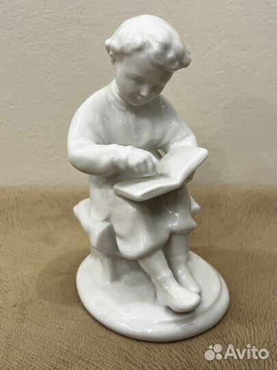 Фарфоровая статуэтка 