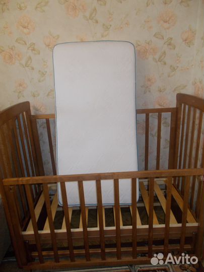 Кроватка с маятником в отличном состоянии