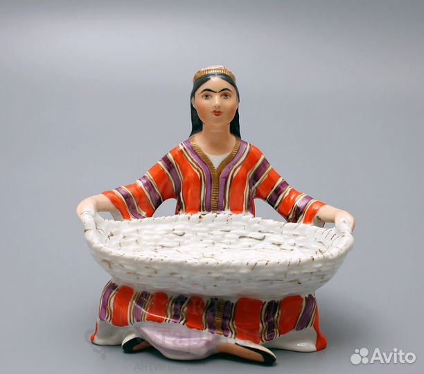 Статуэтка лфз Узбечка с корзиной 50-60г