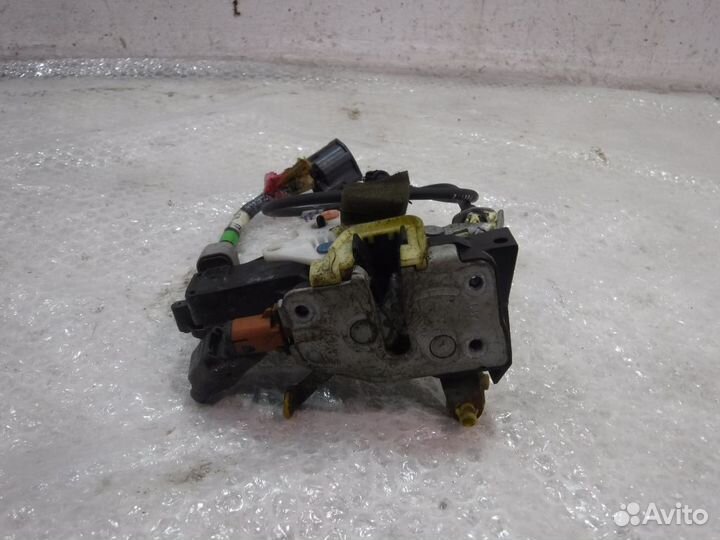 Замок двери передней правой