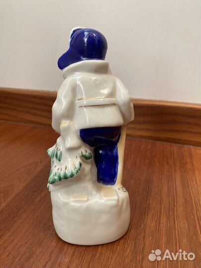 Фарфоровая статуэтка Мальчик лыжник