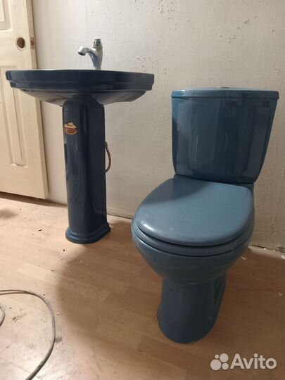 Унитаз и раковина синего цвета