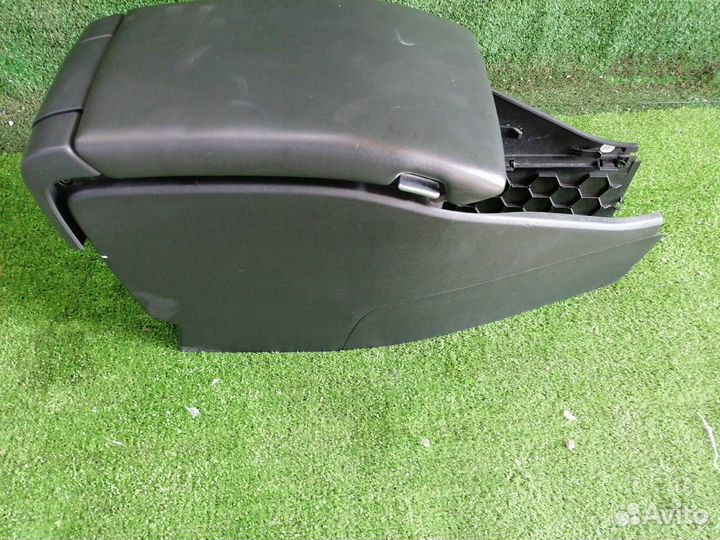 Бардачок между сиденьями Volvo Xc70