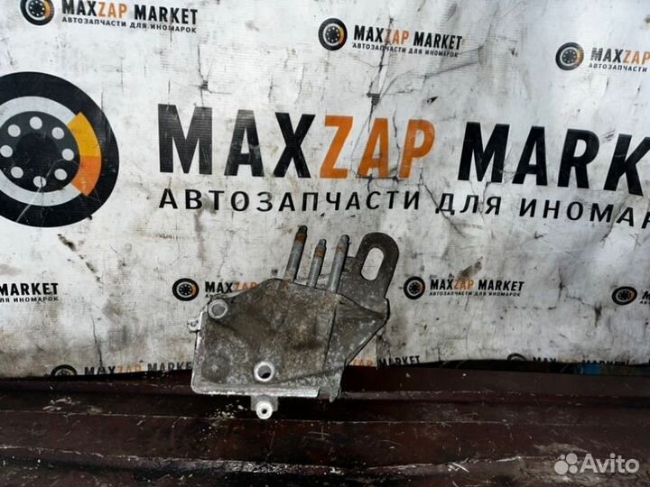 Кронштейн двигателя правый Ford Fusion 2002-2012