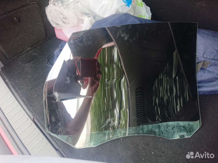 Стекло в левую заднюю дверь