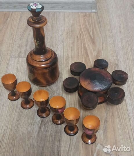 Графин с рюмками из дерева