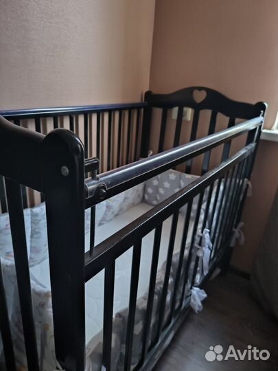 Детская кроватка с маятником