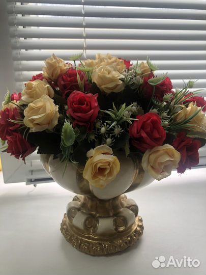 Ваза с искусственными цветами на ножке