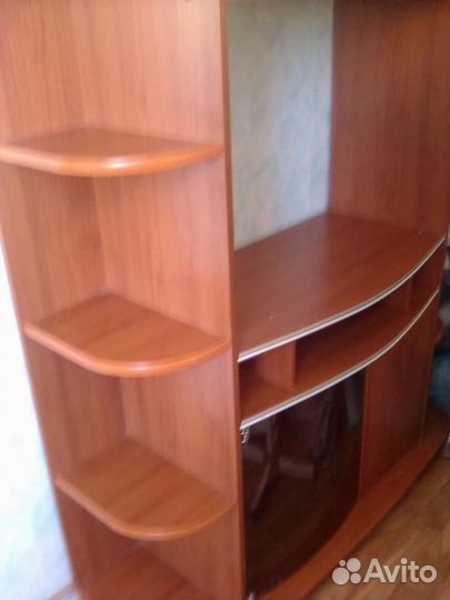 Полка под аппаратуру. В низу стеклянный бар