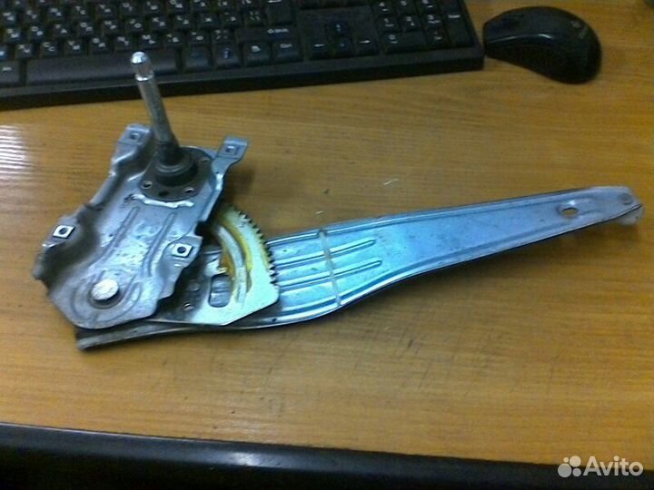 Стеклоподъемник задний левый Toyota Avensis 2