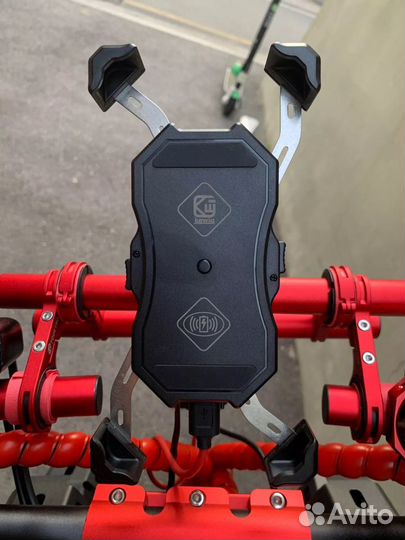 Держатель телефона с беспроводной зарядкой на мото