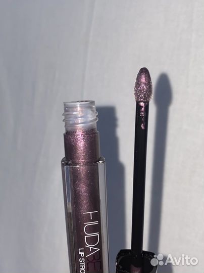 Huda beauty блеск для губ lip strobe r24 